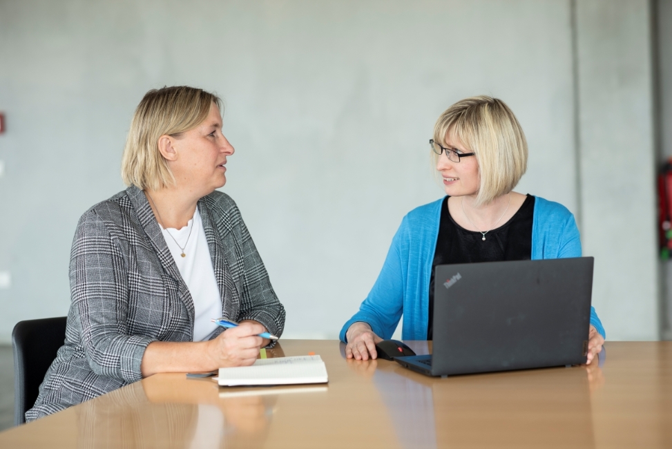 ©Jörn Lehmann Zusammen mit unserer QM- Leiterin Kati Reinke ist Annett Bold momentan dabei, ein Qualitätsmanagement-System für das neue Werk aufzubauen