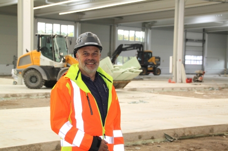 Ingo Schawe in der Produktionshalle, in der die Sohle- und Fundamentarbeiten begonnen haben