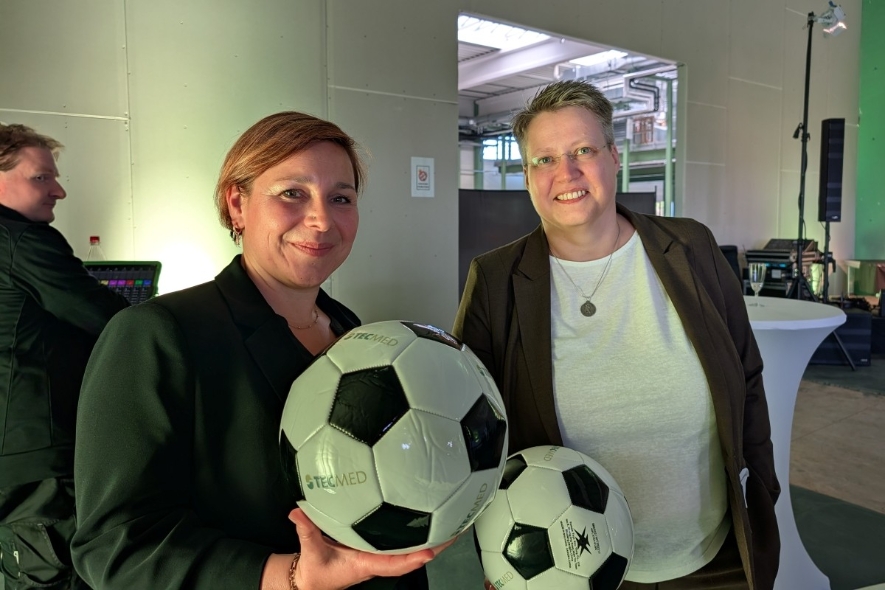 Unsere Kollegen und Partner bewegen viele "Bälle" und teilten auf der Dankesfeier persönliche Erlebnisse. Im Bild: Jana Kämpf (li.) und Manuela Helle 