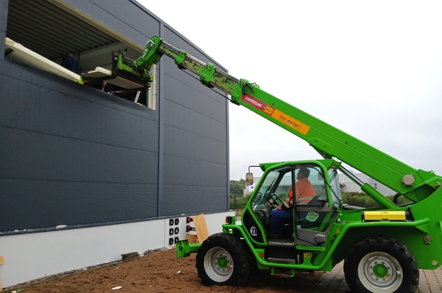 Einbringung der Drucklufttechnik über die Außenwand zur Technikbühne