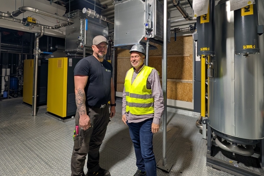 Sören Hintze (l.) und Ingo Schawe vom Facility-Management-Team auf der Technikbühne