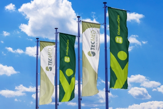 Neue Fahnen vor unserem Unternehmensgebäude im Industriepark Schwerin