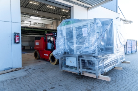 Anlieferung der Maschinen in die TecMed-Produktionshalle