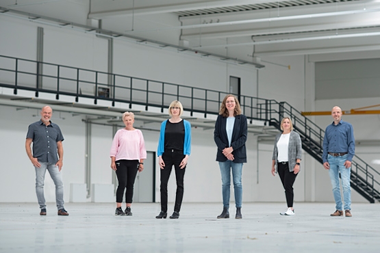 Team in Werkshalle